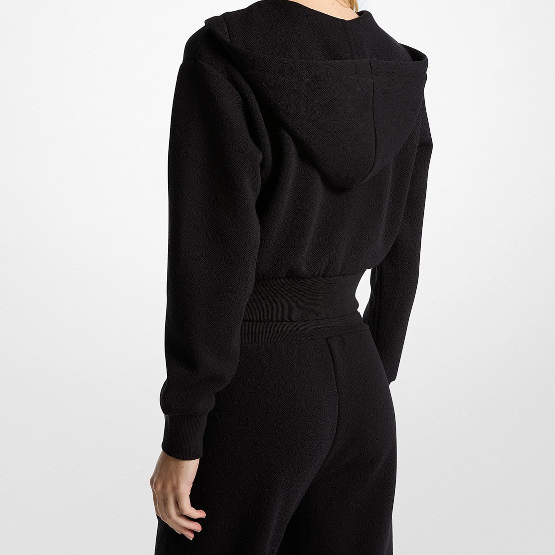 Chandal completo negro con sudadera con cremallera y colgante MK