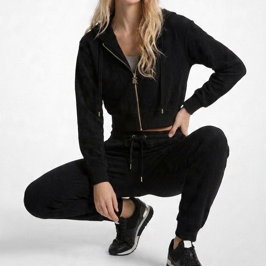 Chandal completo negro con sudadera con cremallera y colgante MK